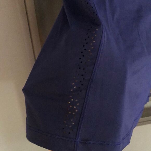 Lululemon Navy fitness top with Built-in bra mesh insert 8 - Picture 3 of 5